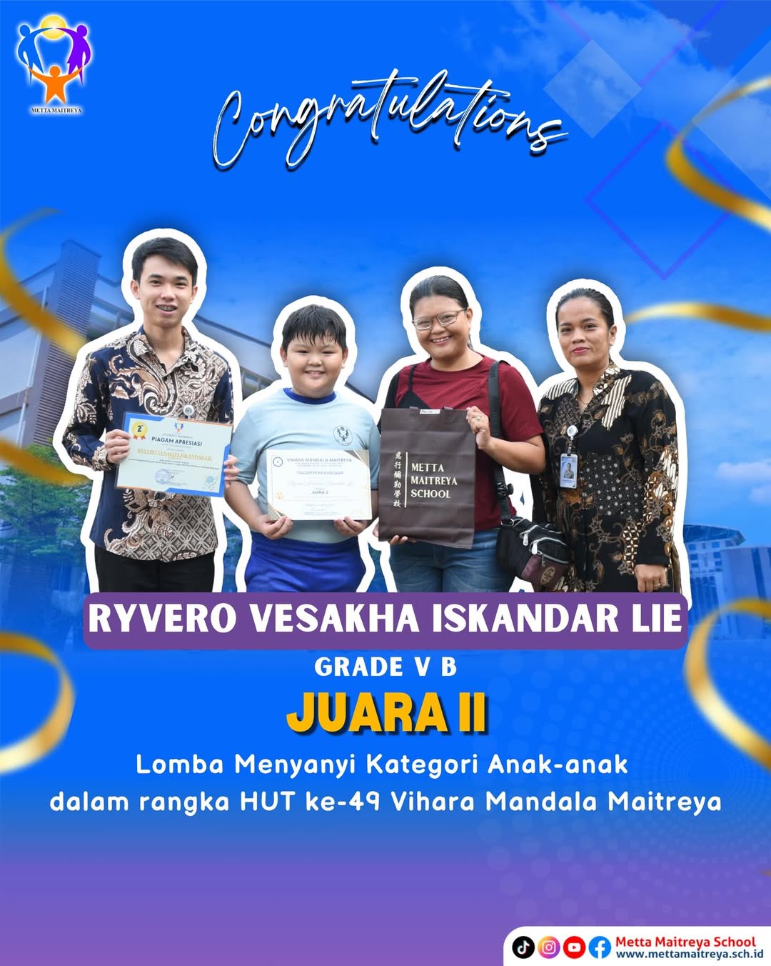 Penyerahan hadiah oleh Kepala Sekolah kepada Murid yang telah meraih prestasi dalam Lomba Menyanyi Kategori Anak-anak dalam rangka HUT ke-49 Vihara Mandala Maitreya